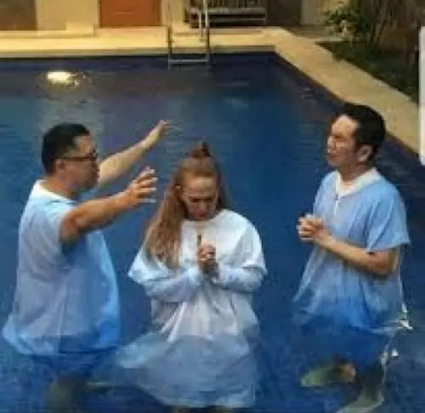 Foto Baptis Beredar, Kiki Fatmala Pindah Agama?