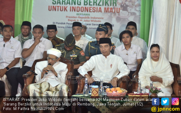 Isyarat Kedekatan Mbah Moen dan Pak Jokowi di Sarang Berzikir