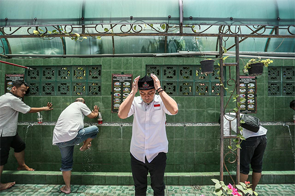 Eri Cahyadi Dapat Pemberian Songkok Spesial dari Takmir Masjid Cheng Ho