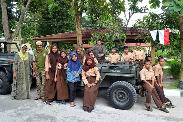 Pencinta Jeep Willys Berbagi Kebahagiaan ke Korban Tsunami Banten