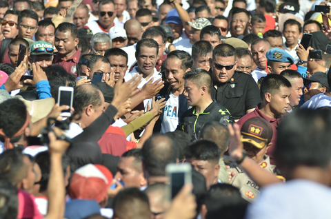 Jokowi Jalan Santai Bersama Rakyat Sultra