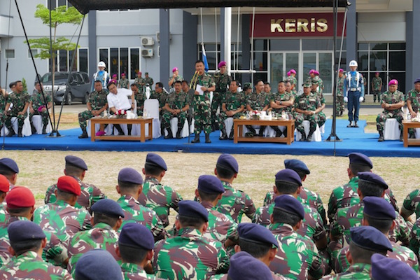 Kasal Beri Penghargaan ke Satgas SAR TNI AL