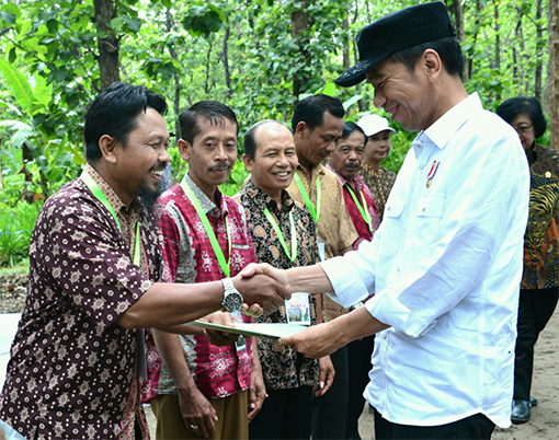 Bagikan SK Perhutanan Sosial, Jokowi dan Petani Satu Ikrar