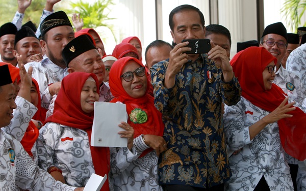 Suara Bergetar, Bu Guru Honorer Curhat ke Presiden Jokowi