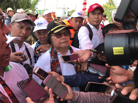 Menteri Siti Nurbaya Pimpin Aksi Bersih di Pantai Teluk Penyu Cilacap