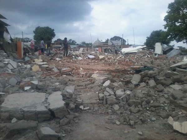TNI dan Polri Membersihkan Reruntuhan Rumah Terdampak Gempa