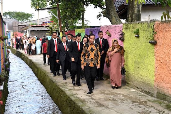 Pak Jokowi Kondangan, Mempelai Pengantin Malah Deg-degan