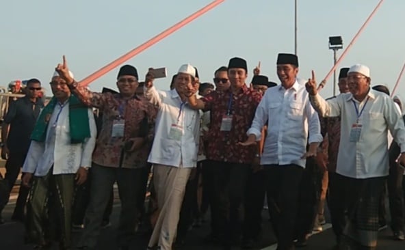 Sambut Jokowi di Jembatan Suramadu, Angkat Satu Jari