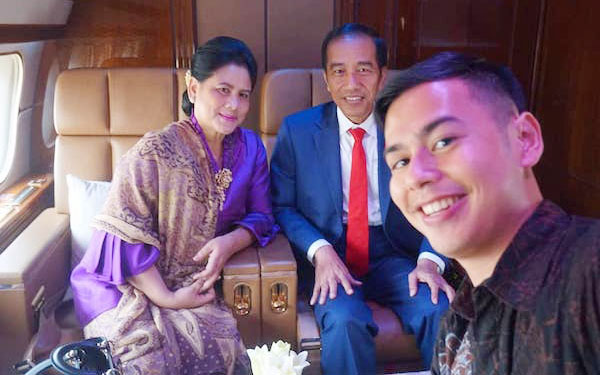 Keren, Putra Dewi Yull Ajari Jokowi Bahasa Isyarat