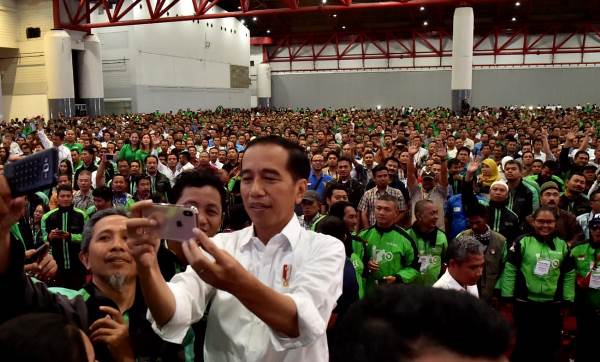 Lihat tuh, Jokowi Akrab dengan Pengemudi Transportasi Online