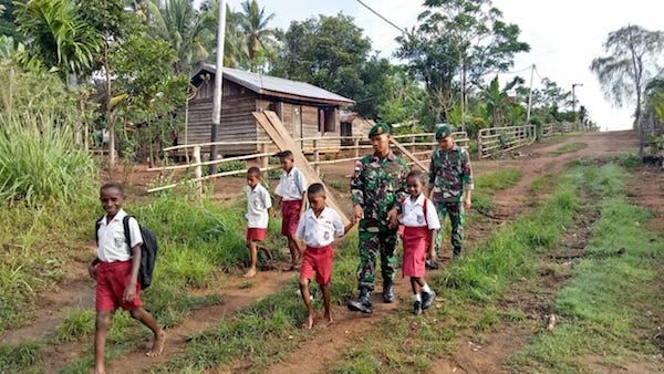 Begini Cara Cerdas Anggota TNI di Perbatasan RI-PNG Memaknai Hari Pahlawan