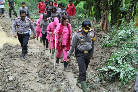 Lihat, Polres Kuningan-Kodim 0615 Solid Bantu Korban Banjir