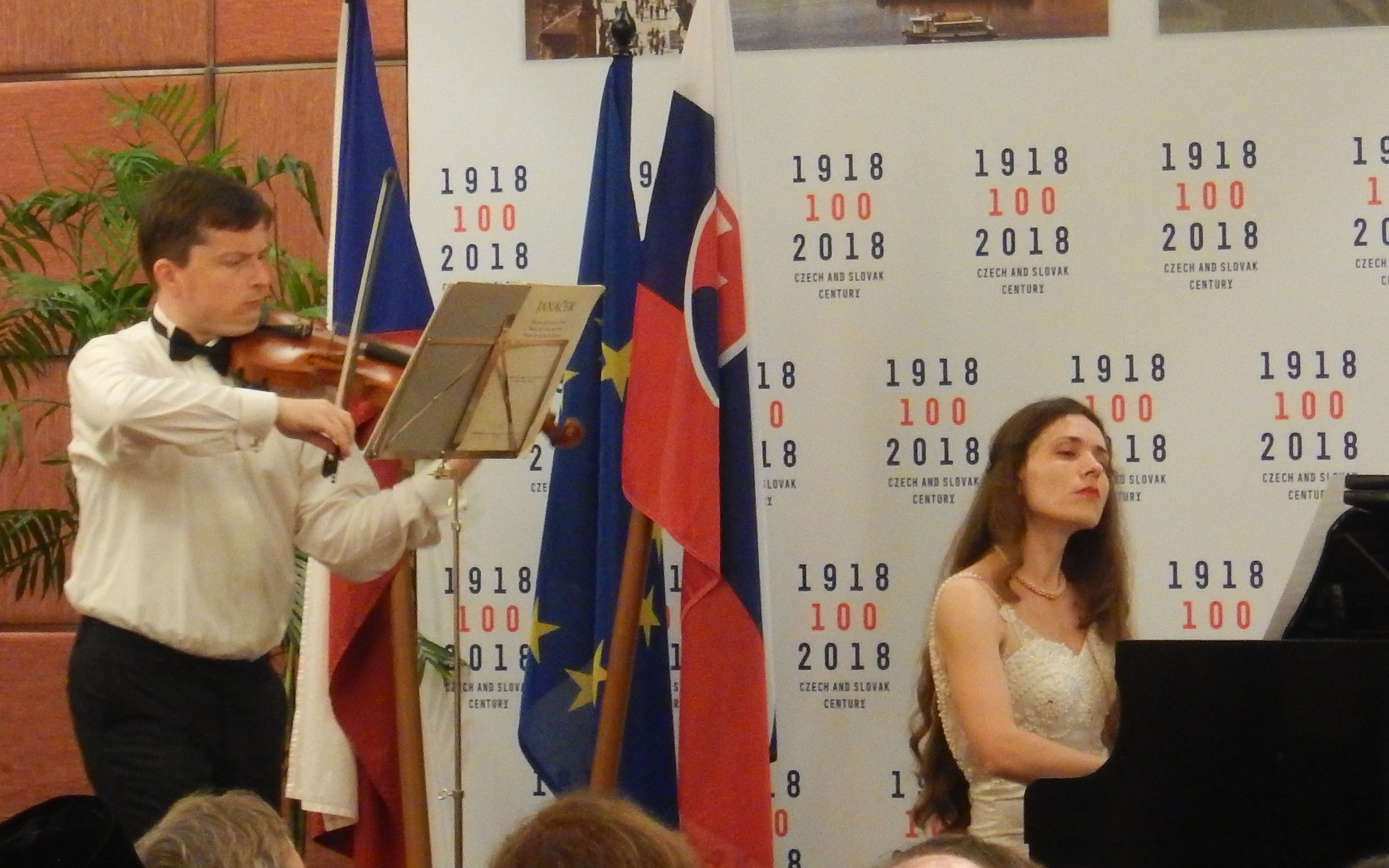 Konser musik yang diselenggarakan dua kedutaan besar itu menghadirkan Chamber Duo pasangan Pavel Burdych dari Ceko dan Zuzana Berezova seorang pianis dari