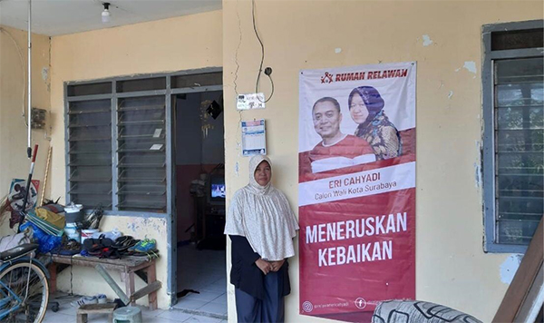 Ribuan Relawan Eri Cahyadi Pasang Spanduk Dukungan di Depan Rumah