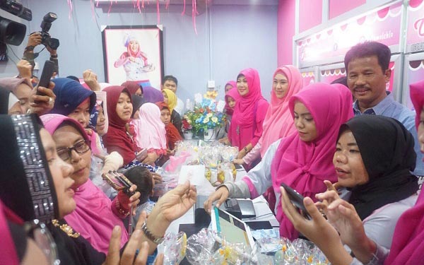 Oki Setiana Dewi Buka Usaha Kuliner di Kampung Halaman