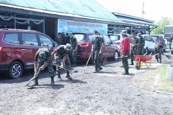 Personel TNI AL Bersihkan Puing-Puing di Kompleks Lanal Palu