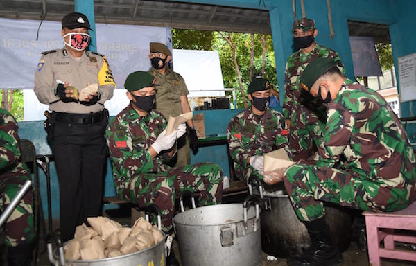 Luar Biasa! Aksi Personel TNI dan Polri Saat Penerapan PSBB Patut Dicontoh