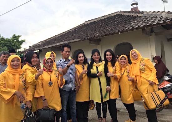 Istri Legislator Golkar Beramal di Desa Asal Ibunda Jokowi