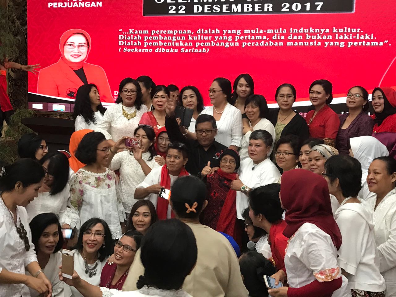 PDIP Peringati Hari Ibu, Hasto Gelorakan Spirit Sarinah