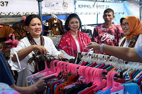 Jokowi Resmikan Pabrik Esemka, Iriana Blusukan di Pasar Beringharjo