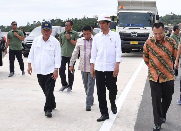 Jokowi Naik Truk Jajal Tol Pertama di Lampung, Nih Fotonya