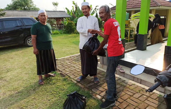 Forwan Bagikan Paket Sembako untuk Warga Sukabumi