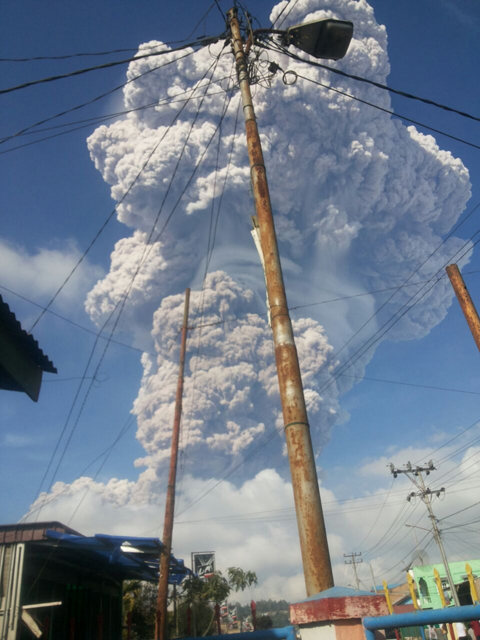 Mencekam, Gunung Sinabung Seperti Runtuh, Siang bak Malam