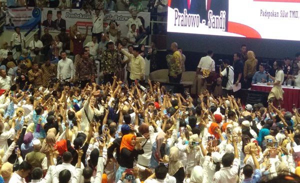 Jadwal Kampanye Terbuka Hari Ini: Prabowo di Makassar, Jokowi di Serang