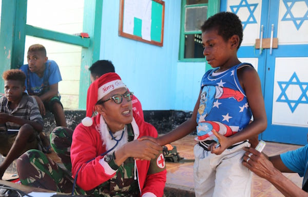 Berpakaian Seperti Santa Claus, Tim Kesehatan TNI Gelar Pengobatan Keliling Gratis