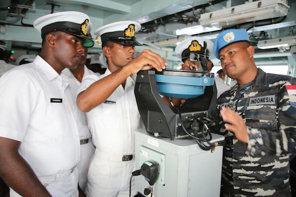 KRI Bung Tomo Diserbu WNI dan Angkatan Laut Srilanka