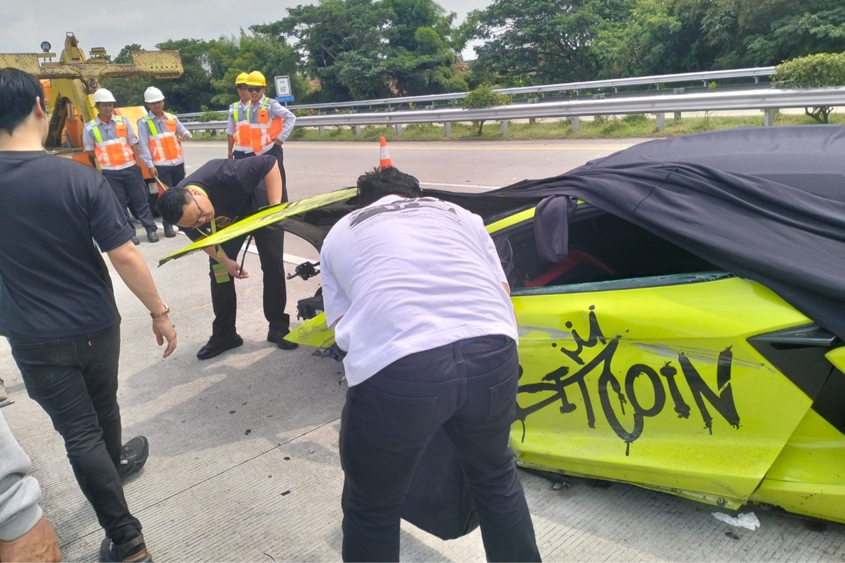 Lamborghini Tabrak Suzuki S-Presso di Tol Jombang-Mojokerto - JPNN.com Jatim