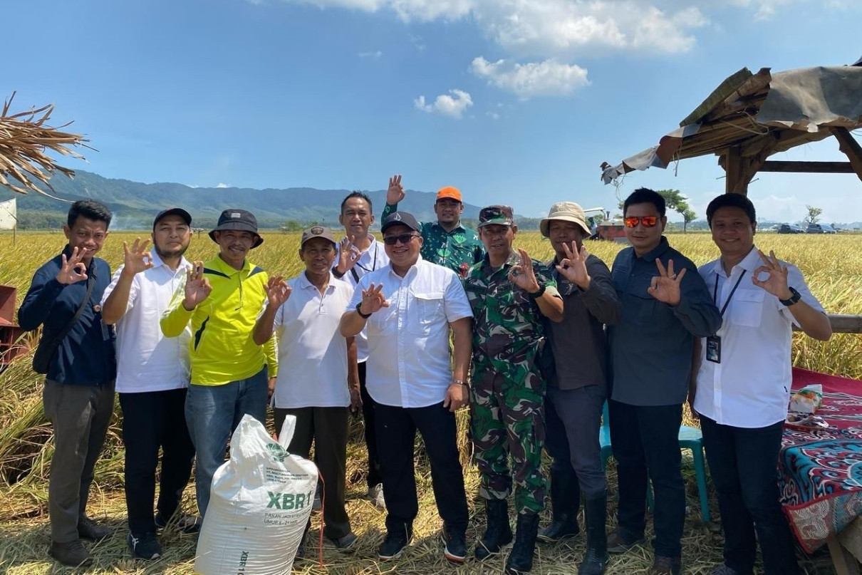 Kolaborasi Bulog-Pupuk Indonesia Ringankan Langkah Petani Ambulu - JPNN.com Jatim