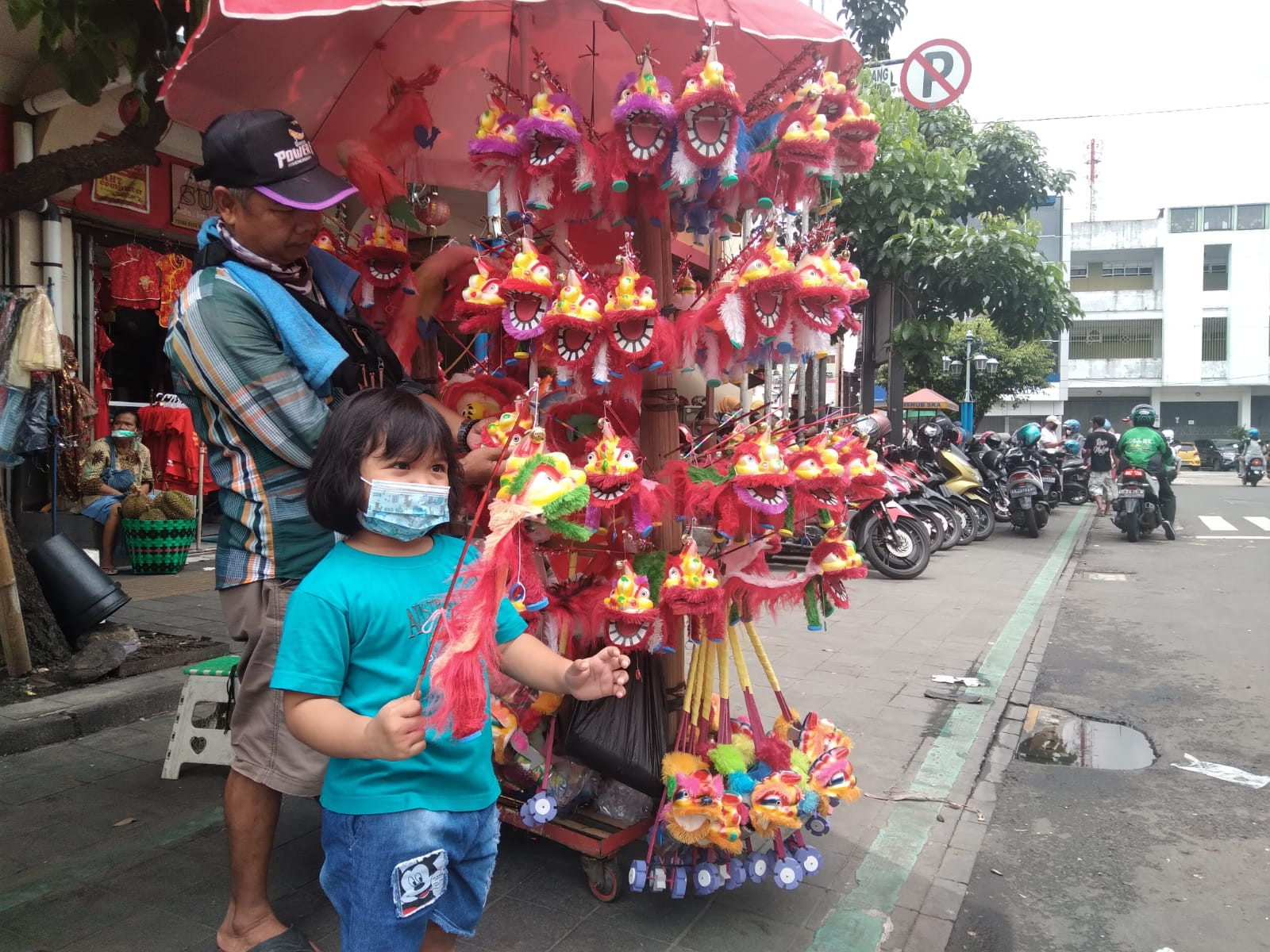 Imlek Dizinkan, Pedagang Mainan Barongsai di Pasar Gedhe Merasa Senang - JPNN.com Jateng