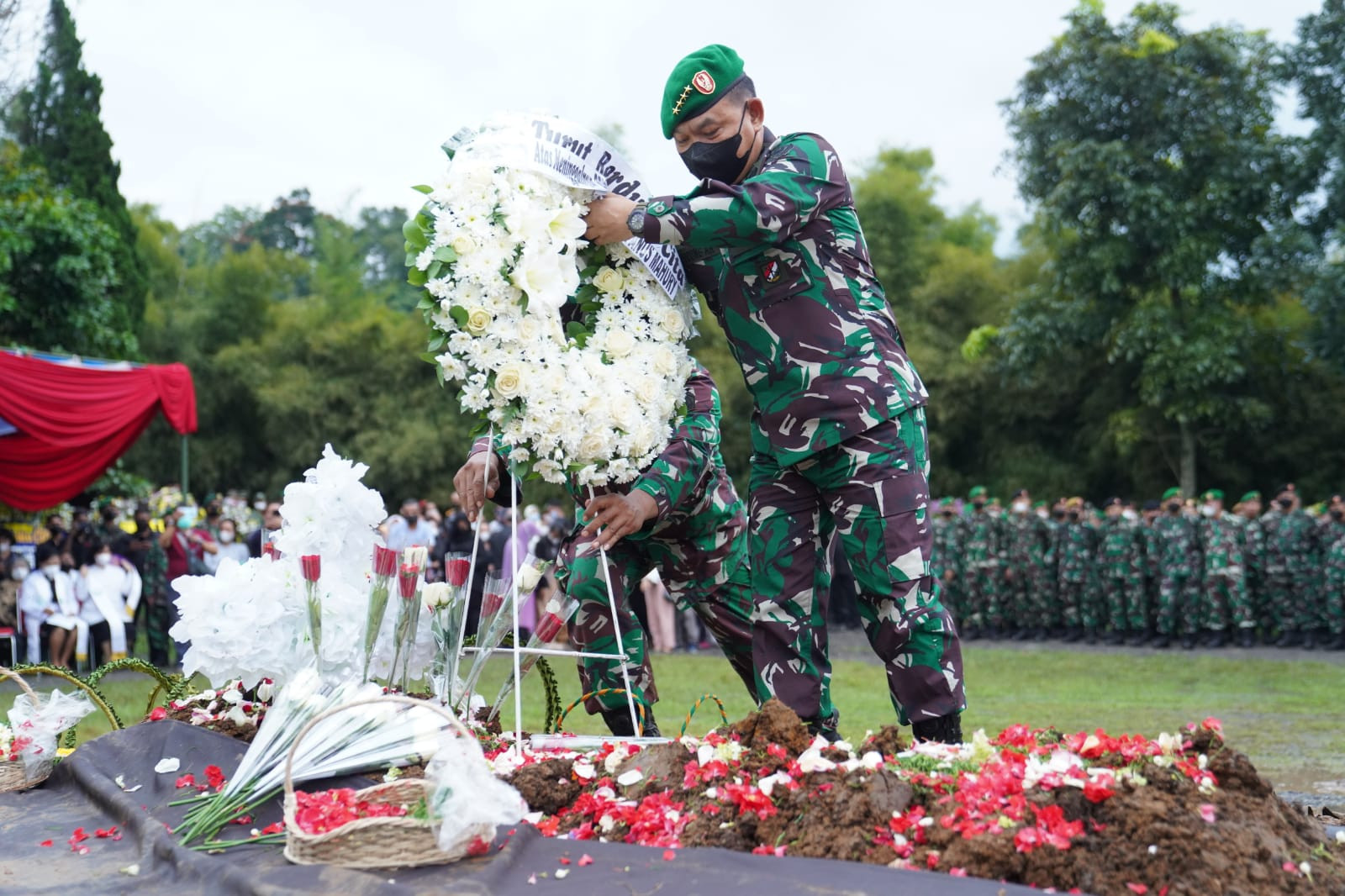 Penuh Haru, Jenderal Dudung Memimpin Pemakaman Militer Brigjen Stepanus di Bandung - JPNN.com Jabar