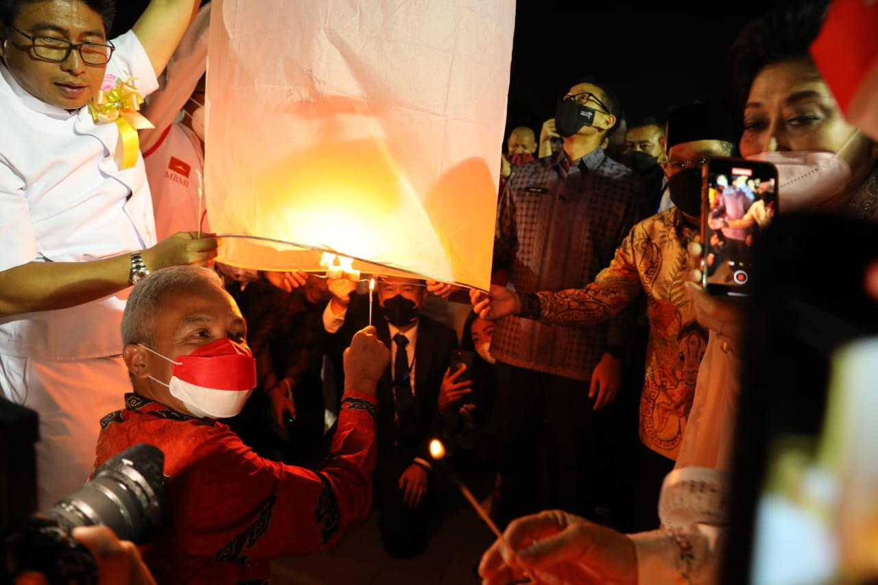 Ganjar dan Sang Istri Turut Terbangkan Lampion di Malam Dharmasanti - JPNN.com Jateng