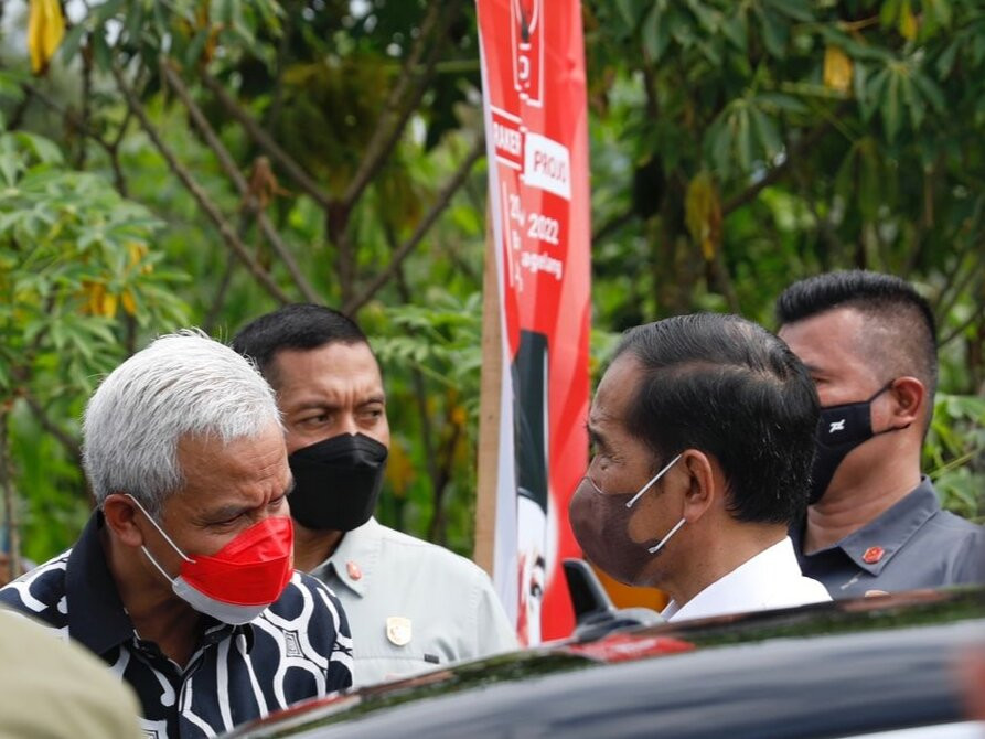 Jokowi dan Ganjar Blusukan di Magelang, Langsung Diserbu Warga - JPNN.com Jateng