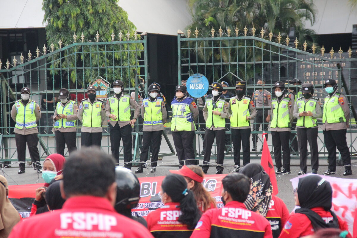 Hampir 5 Jam Massa Bertahan di Kantor Gubernur Jateng, Berakhir Menyesakkan - JPNN.com Jateng