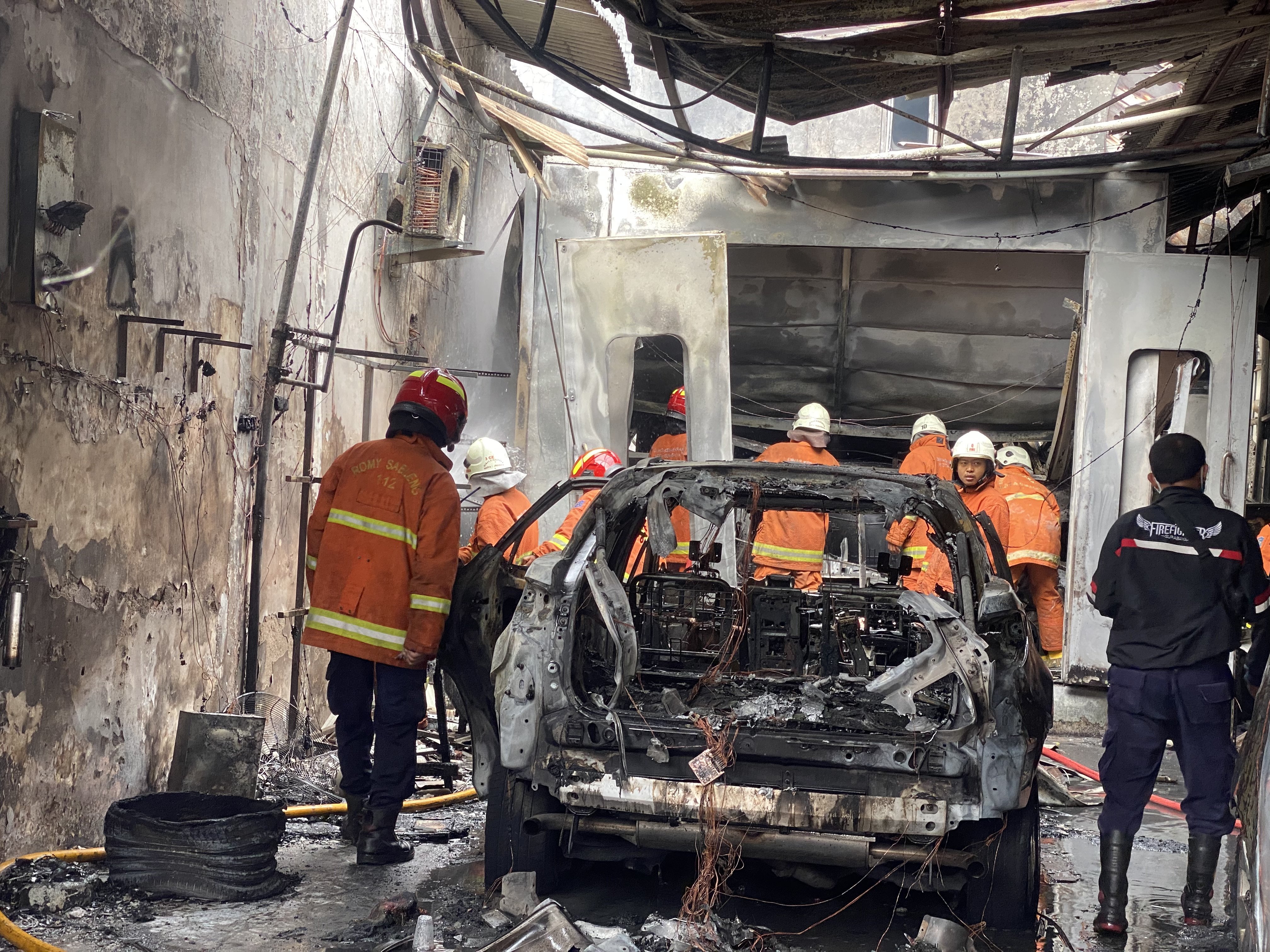 Kebakaran Bengkel di Jalan Barata, 3 Mobil Mewah Hangus Terbakar - JPNN.com Jatim