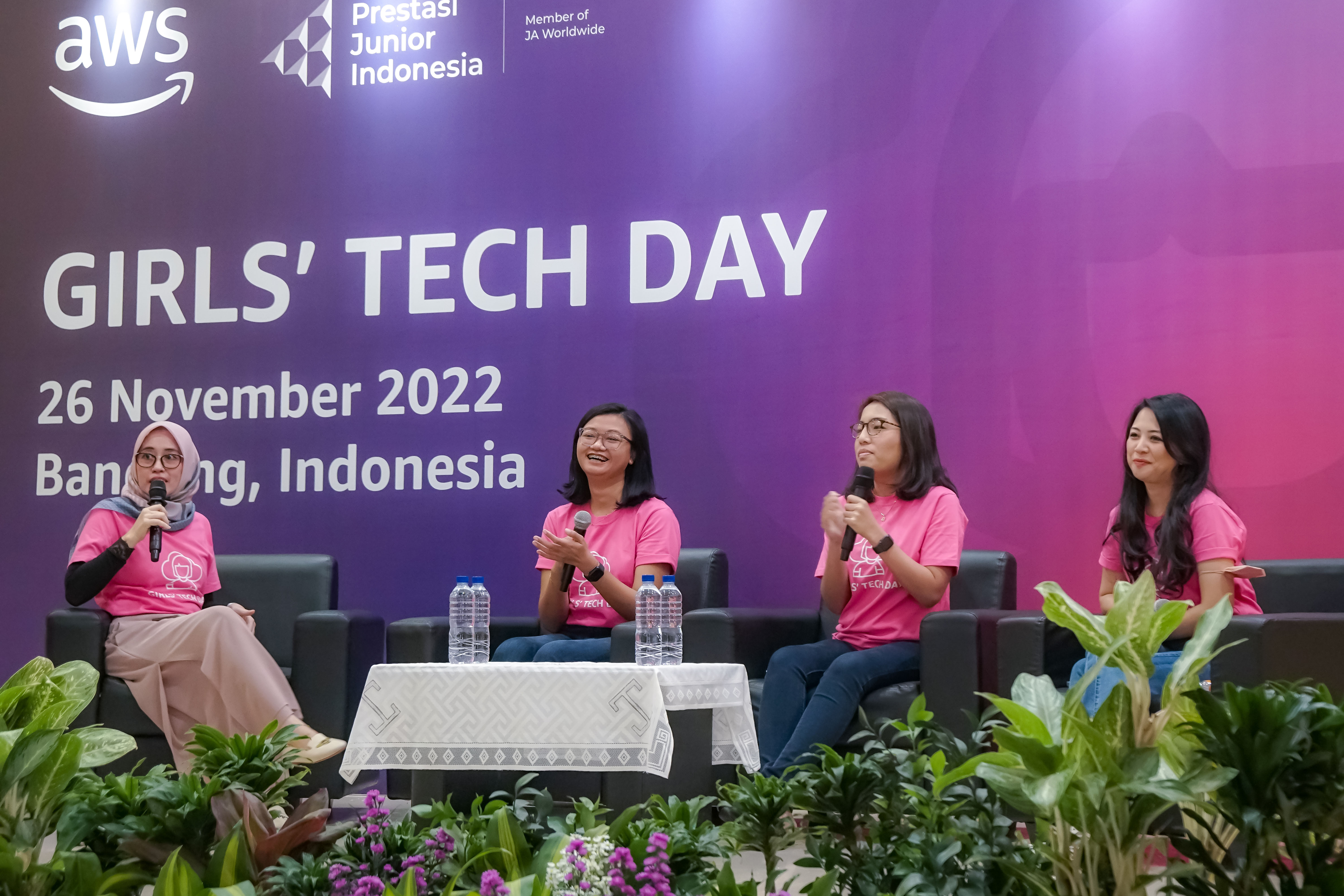 250 Siswi SMA di Jawa Barat Berpartisipasi dalam Global 'AWS Girls’ Tech Day - JPNN.com Jabar