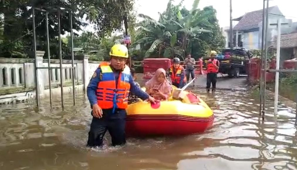 Damkar Depok Evakuasi Korban Banjir di Perum Tirta Mandala - JPNN.com Jabar