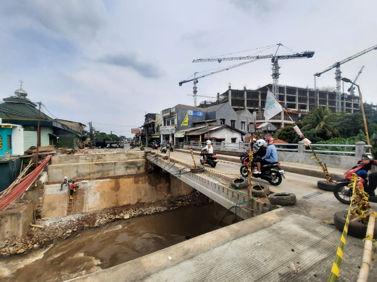 Warga Kesal Pembangunan Jembatan Jatijajar Tak Kunjung Selesai - JPNN.com Jabar