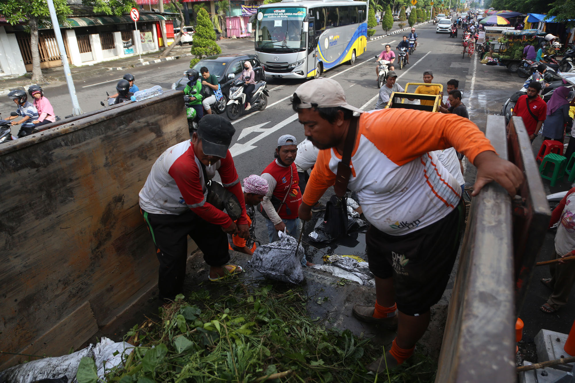Hasil Program Surabaya Bergerak, Pemkot Angkut 700 Ton Sampah di Perkampungan - JPNN.com Jatim