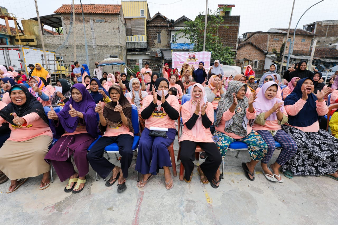 Menggeliatkan Ekonomi, Mak-mak di Desa Cipadung Kulon Dapat Pelatihan Beternak Jangkrik - JPNN.com Jabar