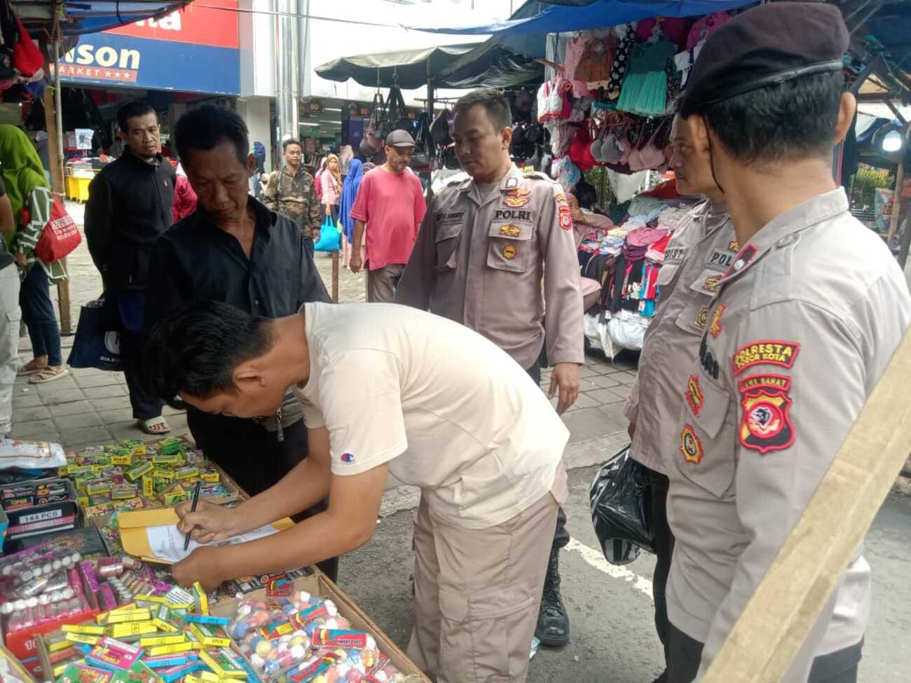 Polisi Sita 20 Ribu Petasan Korek dari Pedagang di Jalan Dewi Sartika Kota Bogor - JPNN.com Jabar