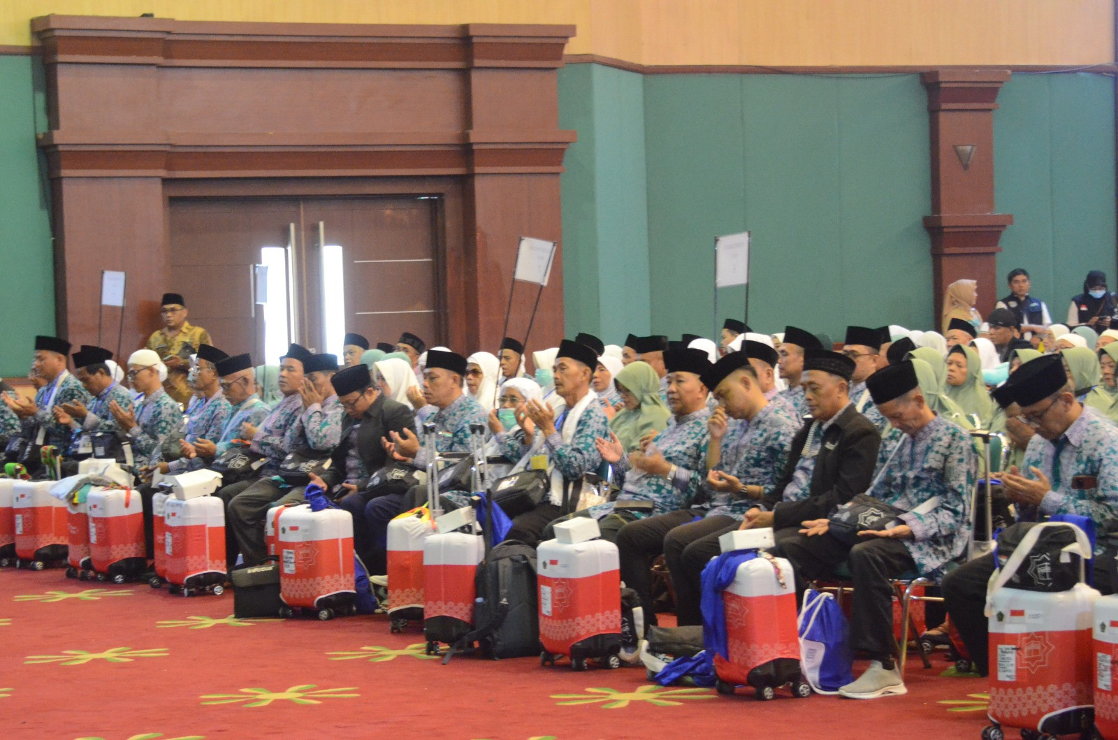 2.114 Jemaah Calon Haji Karawang Siap Diberangkatkan ke Tanah Suci - JPNN.com Jabar