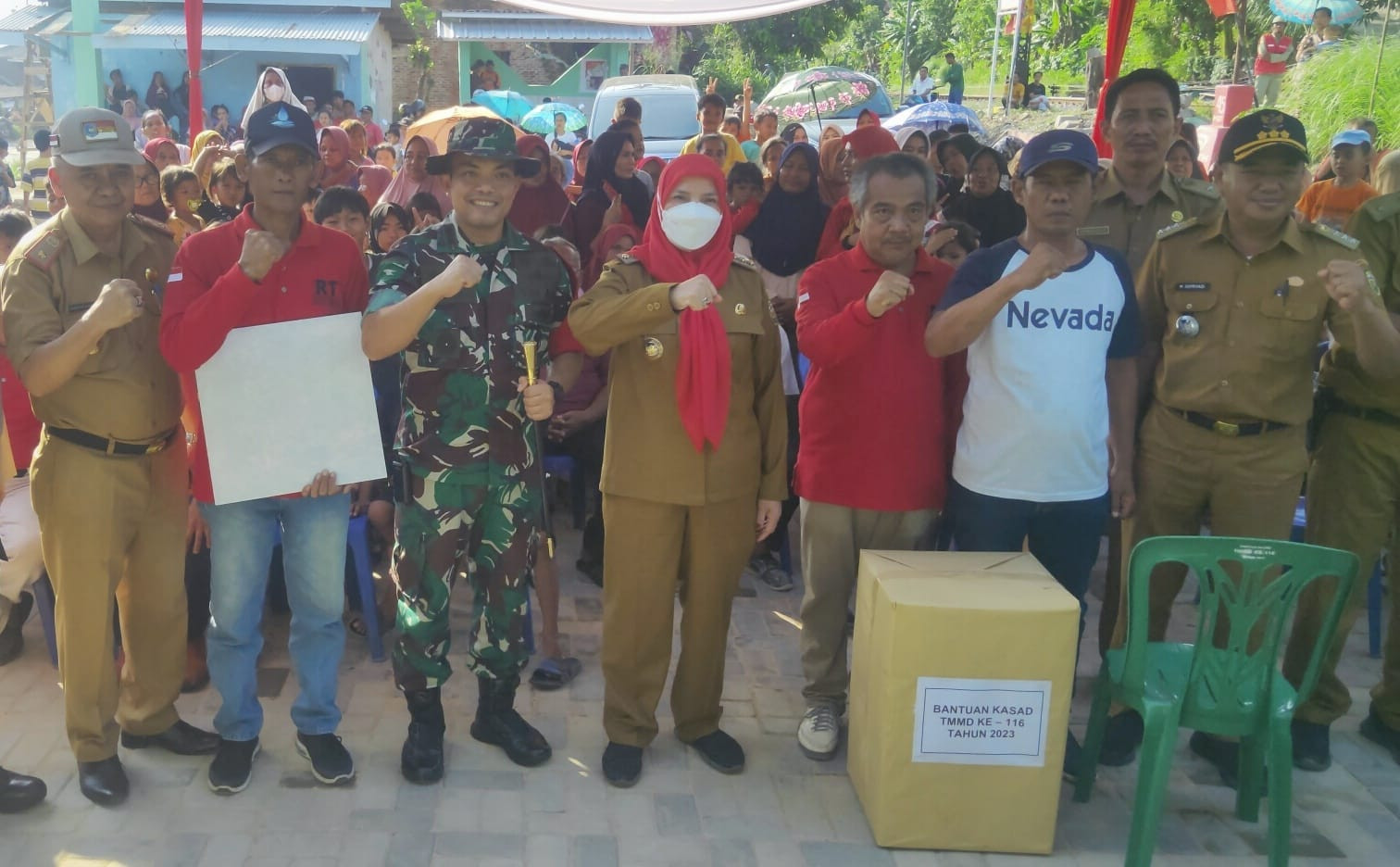 Dandim 0410/KBL dan Wali Kota Bandar Lampung Serahkan Bantuan Kasad Kepada Warga - JPNN.com Lampung