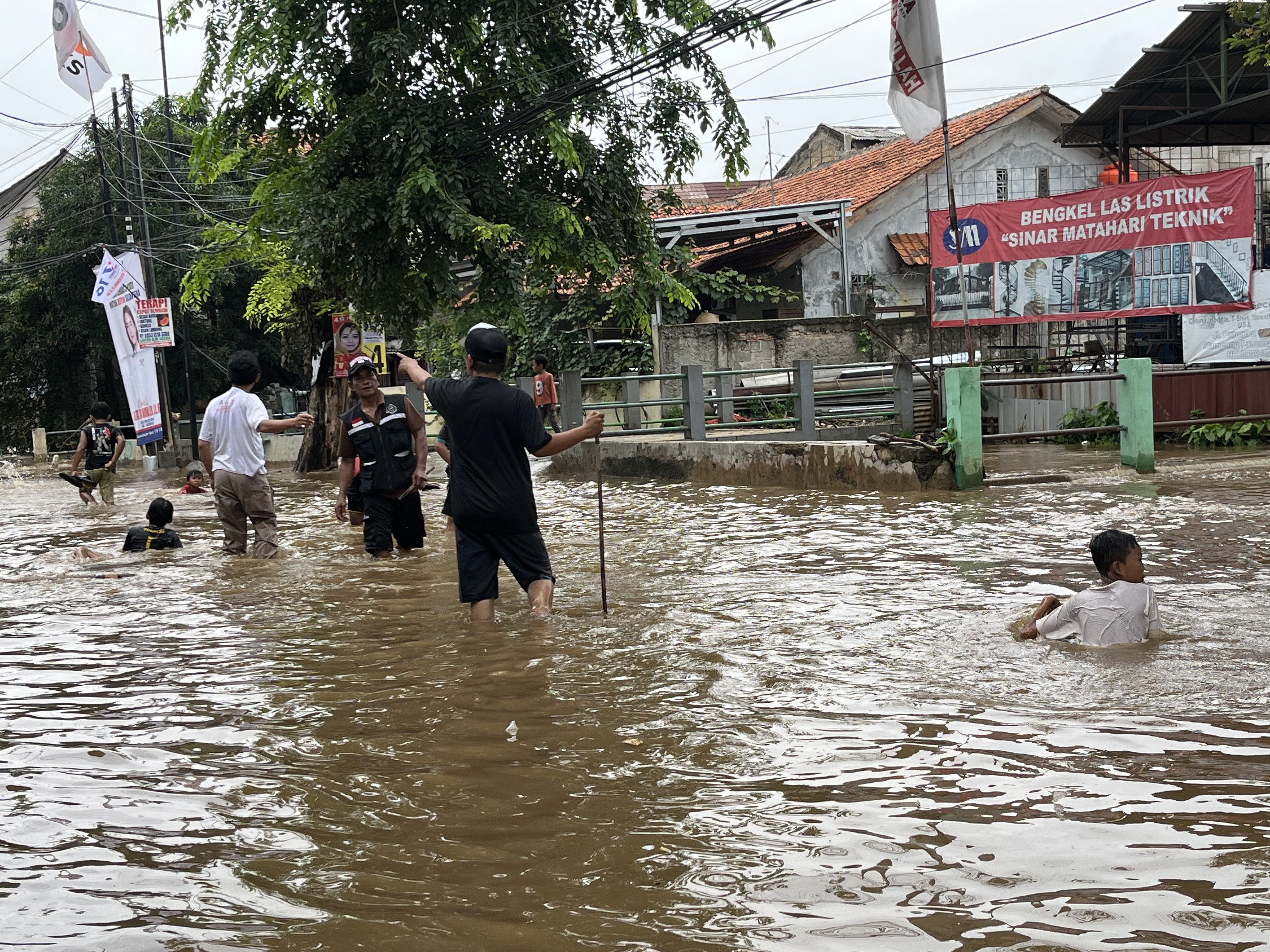 Banjir di Simpang Mampang Depok Rendam Puluhan Rumah di 2 RW Kecamatan Pancoran Mas - JPNN.com Jabar