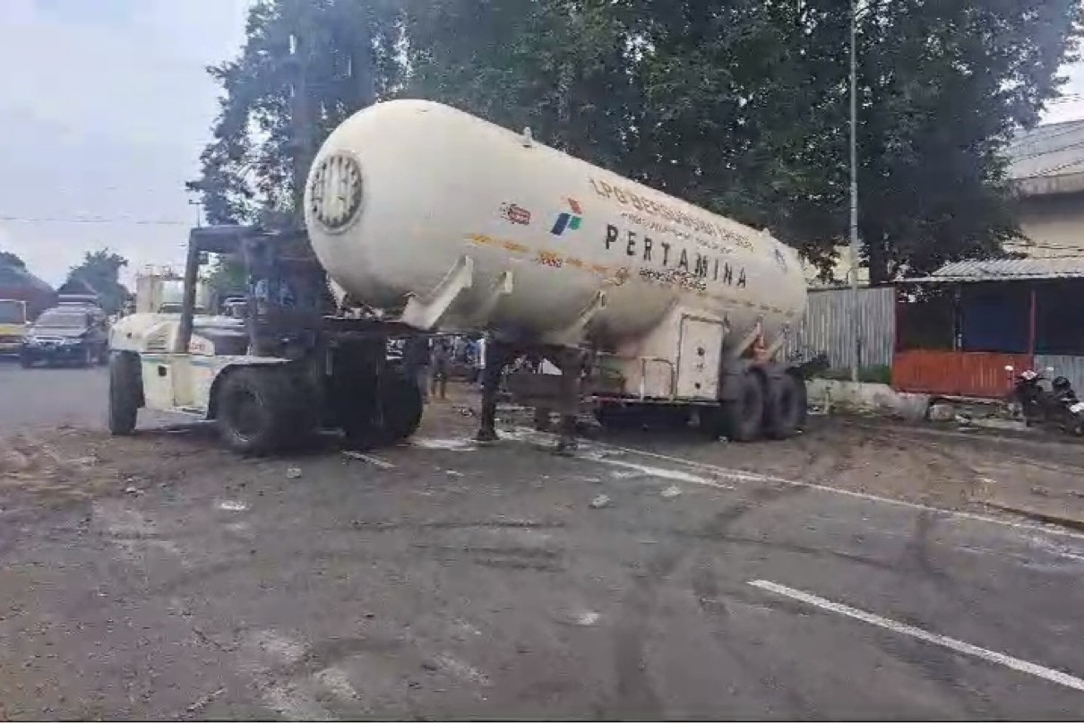 Truk Terguling di Bypass Mojokerto, Pertamina Sebut Ulah Balap Motor - JPNN.com Jatim