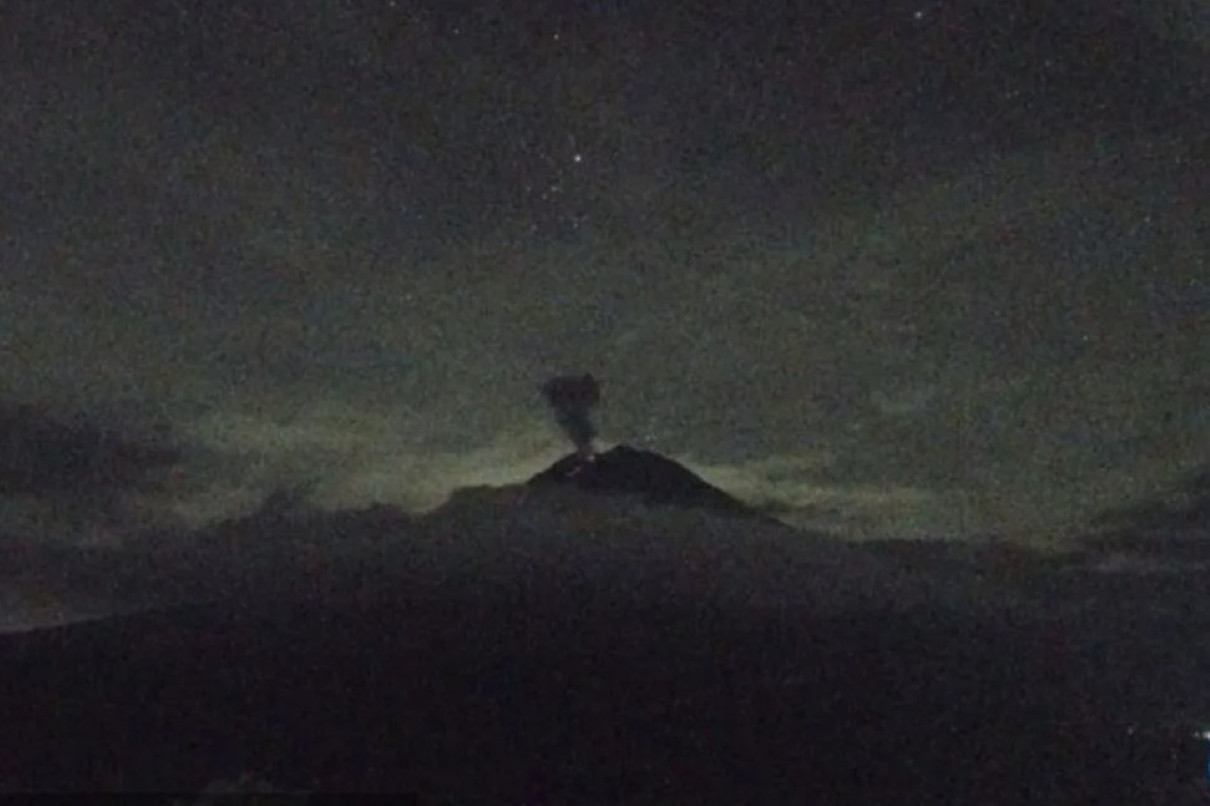 Setelah Banjir Lahar Dingin, Gunung Semeru Semburkan Abu Vulkanik 800 Meter - JPNN.com Jatim