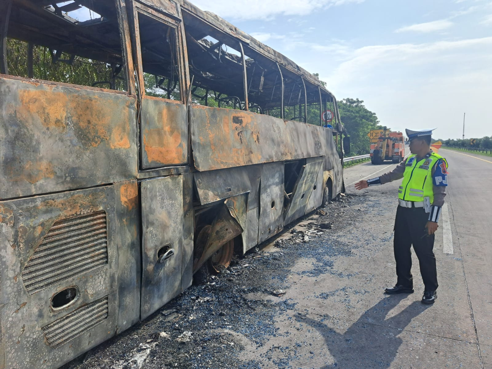 Pecah Ban, Bus Berisi 34 Penumpang Ludes Terbakar di Tol Jombang-Mojokerto - JPNN.com Jatim